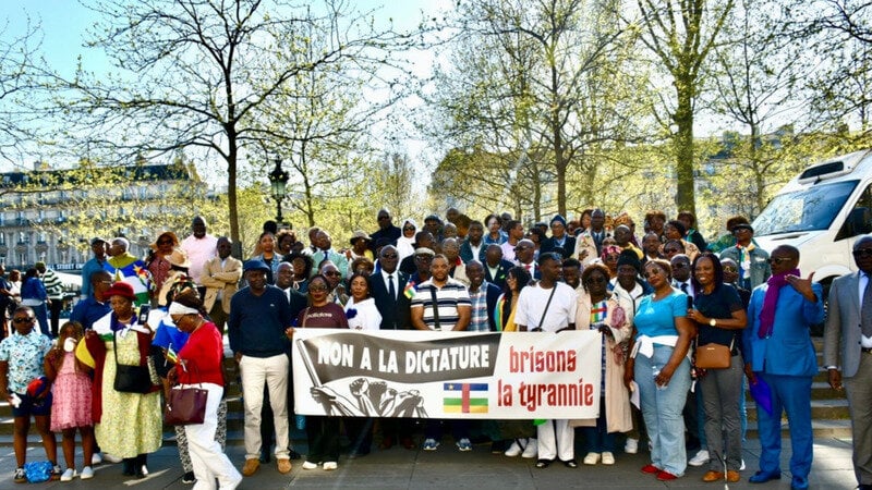Lu pour vous : A Paris, des Centrafricains disent non au 3e mandat de Touadéra